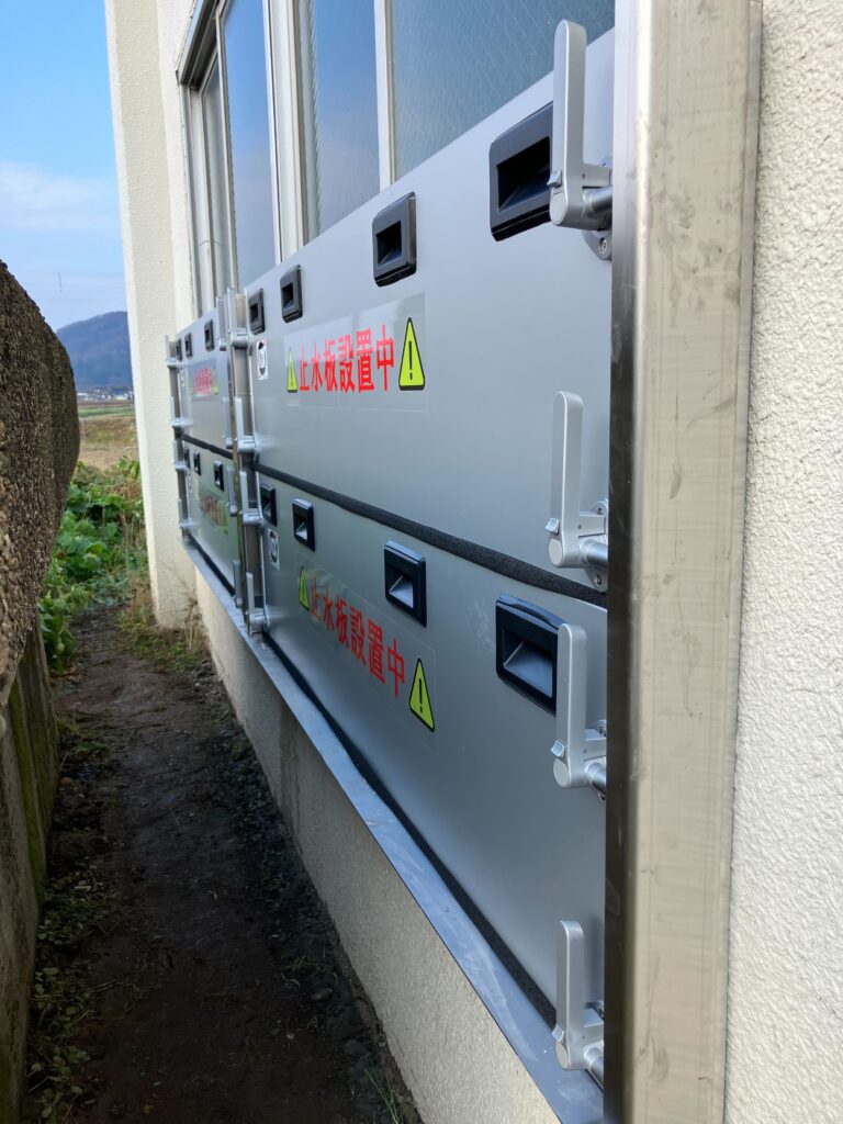 揚水機場／排水機場の腰窓に防水板支柱タイプ