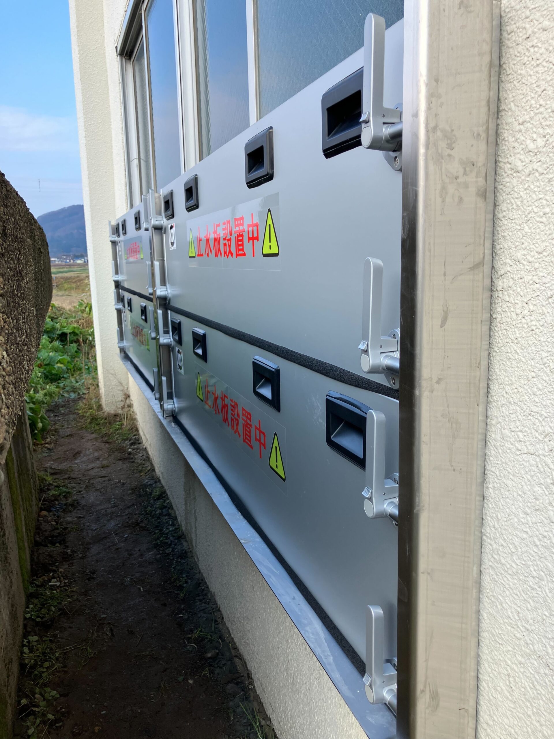 揚水機場／排水機場の腰窓に防水板支柱タイプ