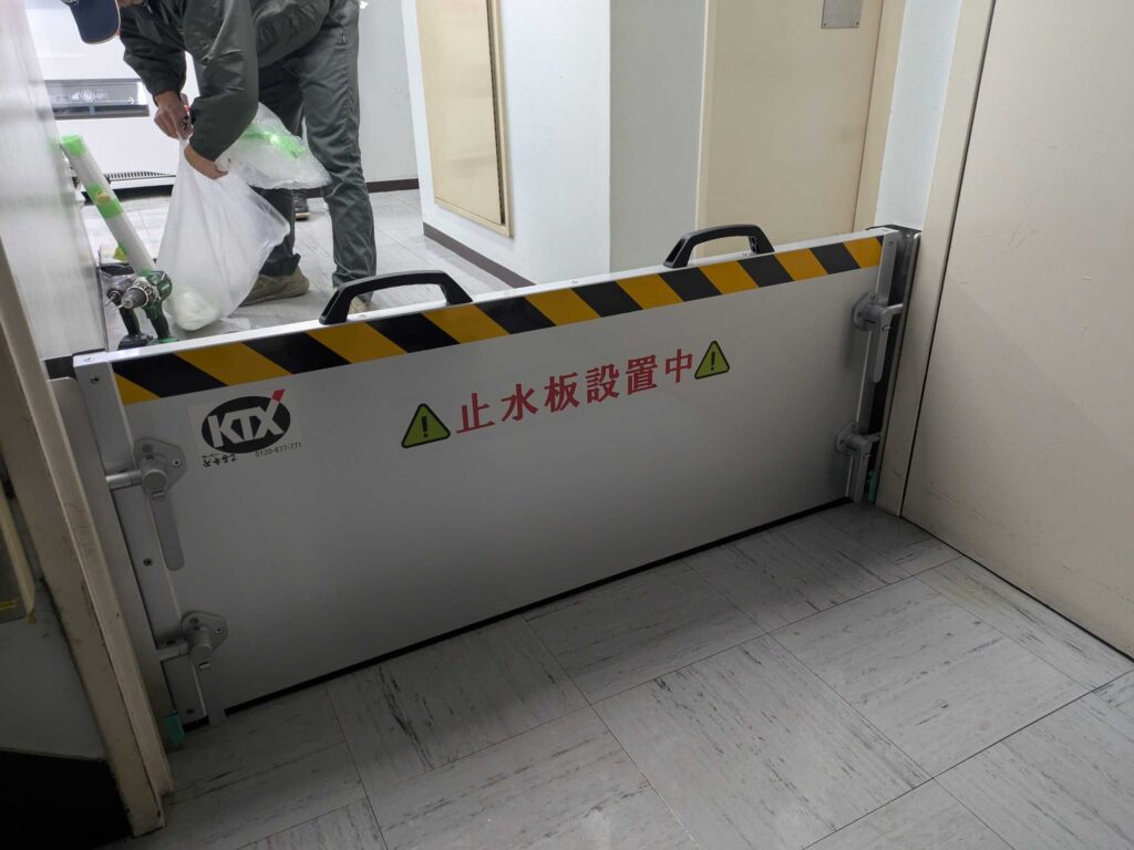 ビル内通路・EV前に止水板支柱タイプ