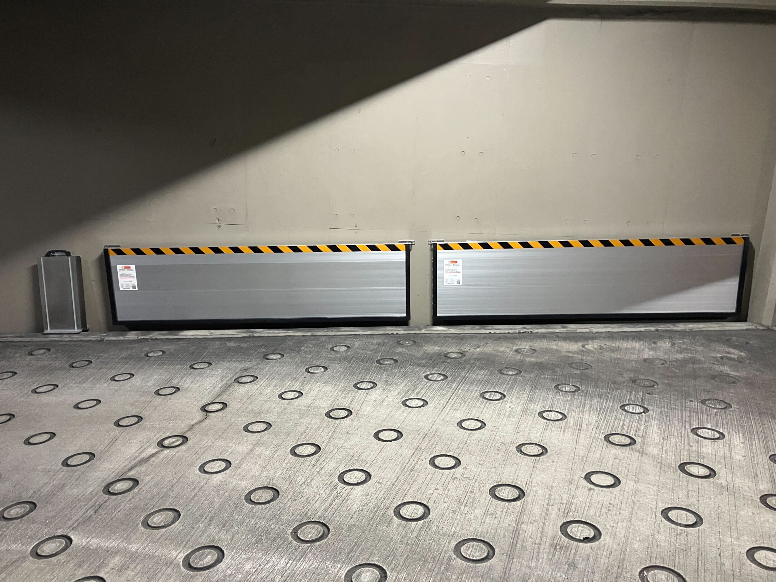 スリム収納・ビルの地下駐車場入口に止水板支柱タイプ