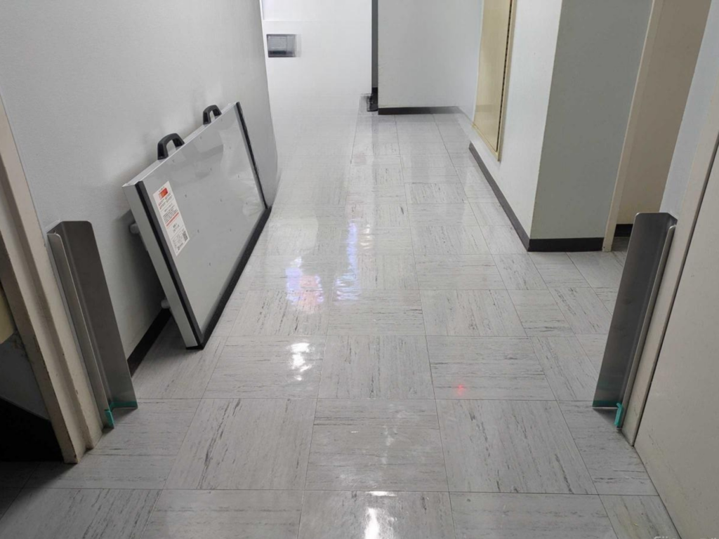 ビル内通路・EV前に止水板支柱タイプ