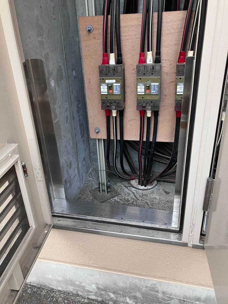 マンションの主幹盤置場に防水板支柱タイプ