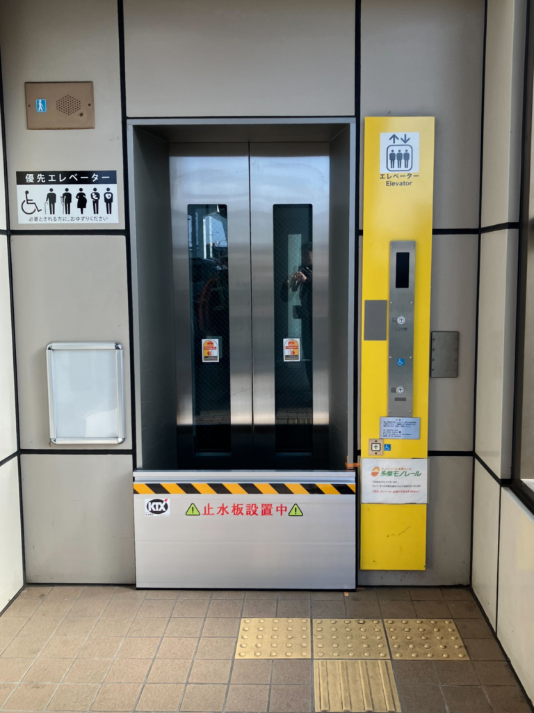 都内モノレール駅のエレベーター前に止水板マグネットタイプ