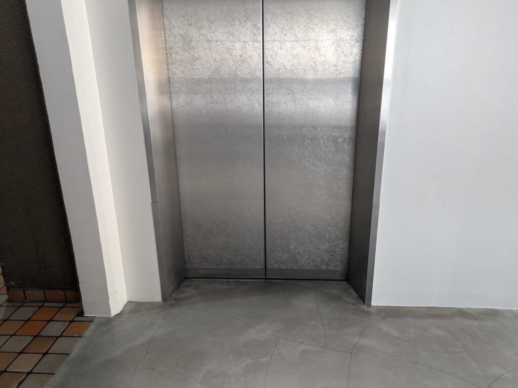 ビル内通路・EV前に止水板支柱タイプ