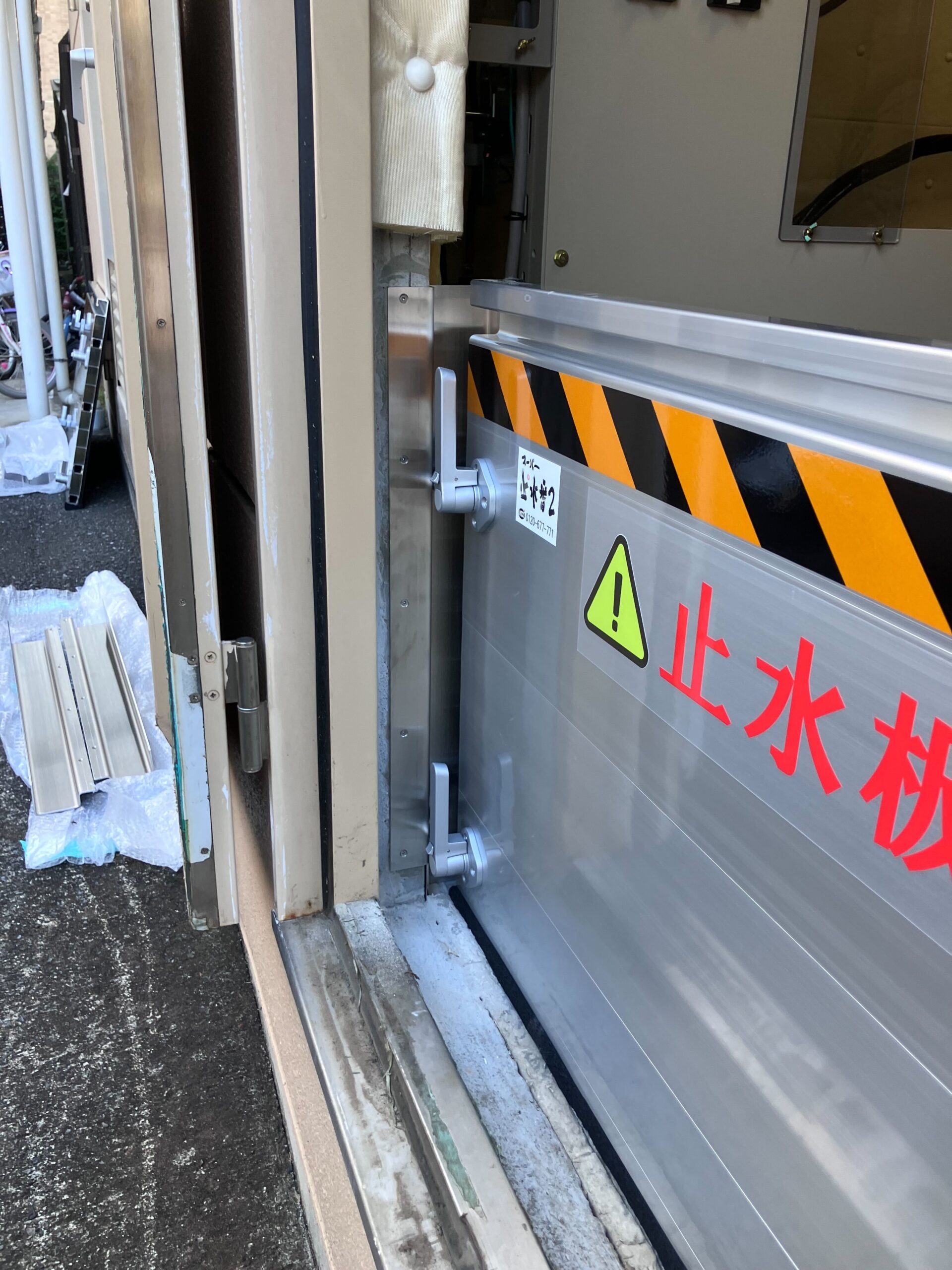 マンションの主幹盤置場に防水板支柱タイプ