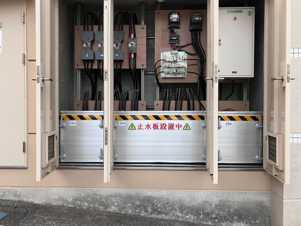 マンションの主幹盤置場に防水板支柱タイプ