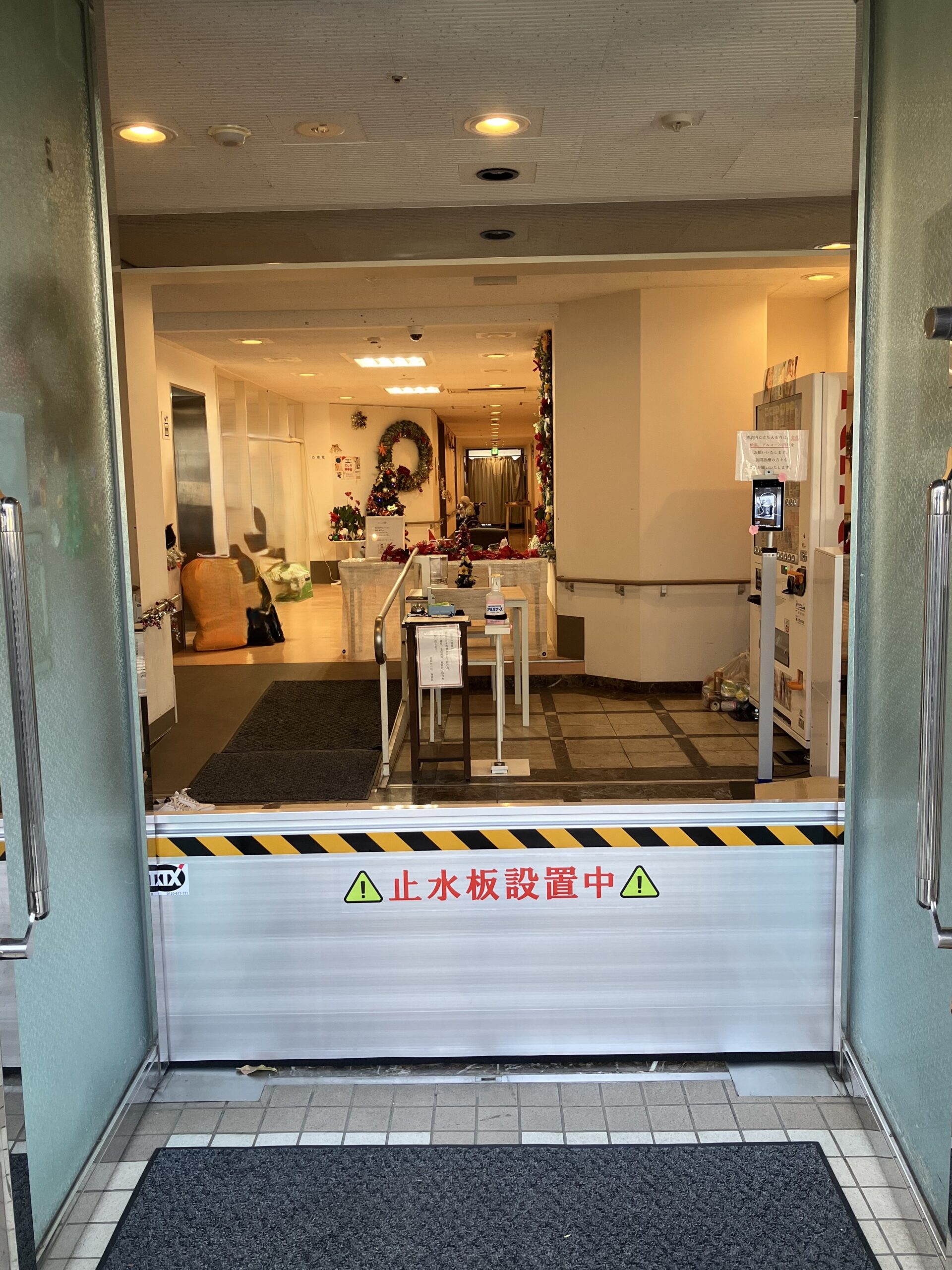 介護付き有料老人ホームのエントランスに止水板支柱タイプ