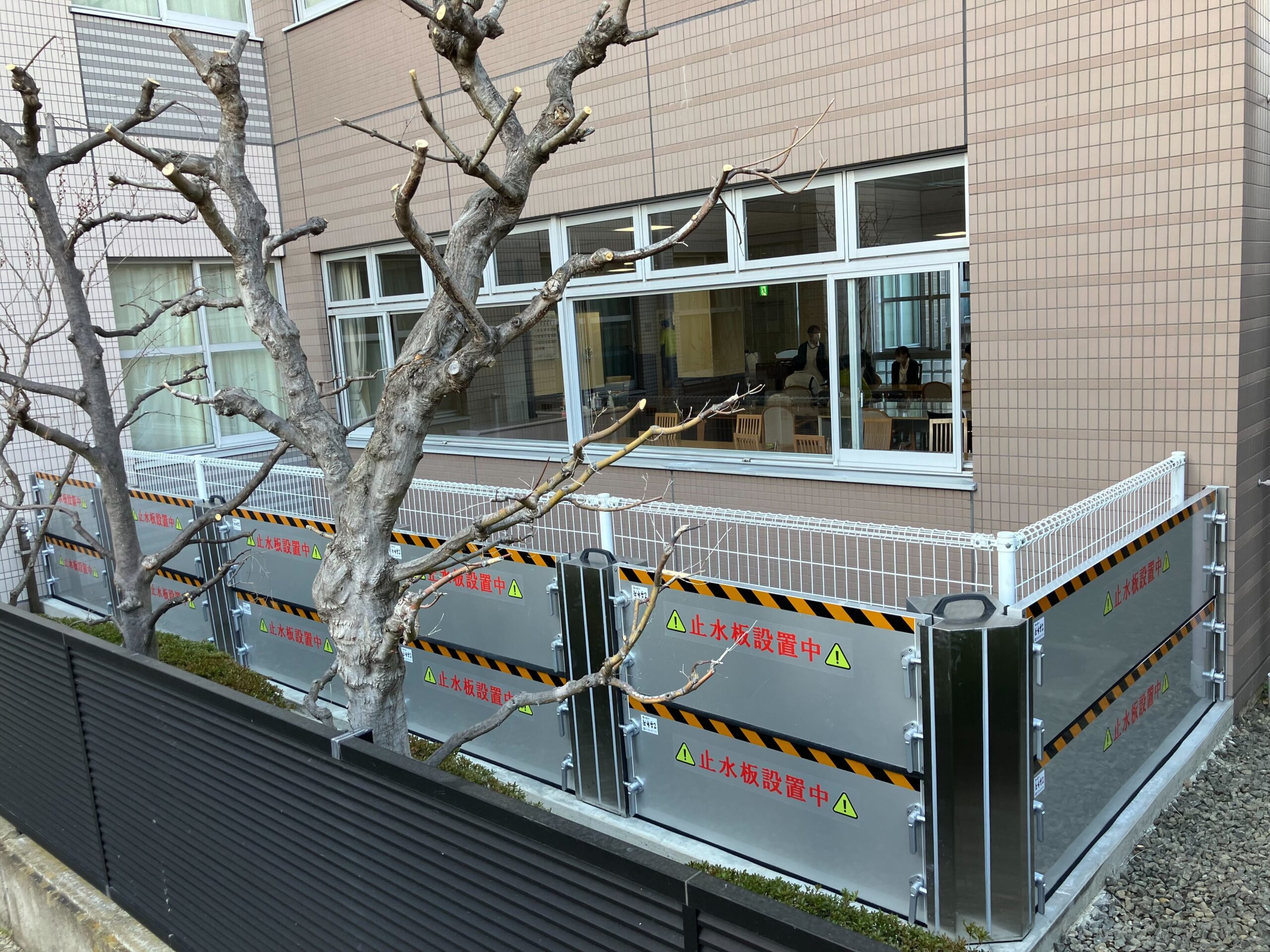 病院の電源設備周りに防潮板サイド支柱タイプ