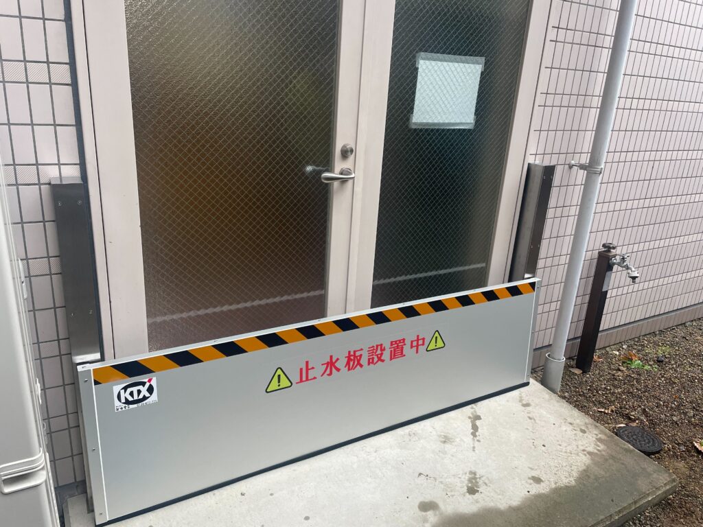 病院の正面入口・通用口に止水板マグネットタイプ