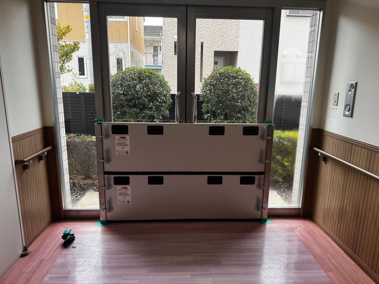 病院の正面入口・通用口に止水板マグネットタイプ