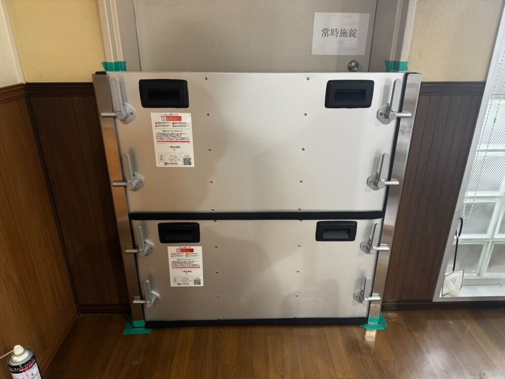 病院の正面入口・通用口に止水板マグネットタイプ