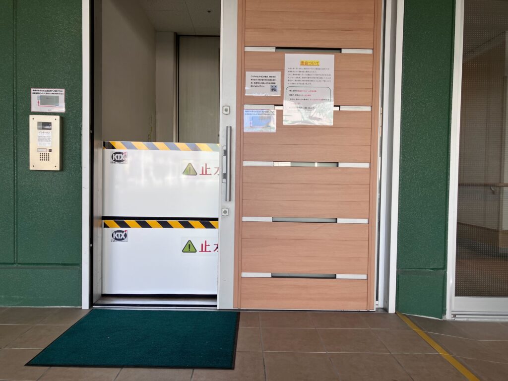 サ高住へ高さ1mの防潮板マグネットタイプ