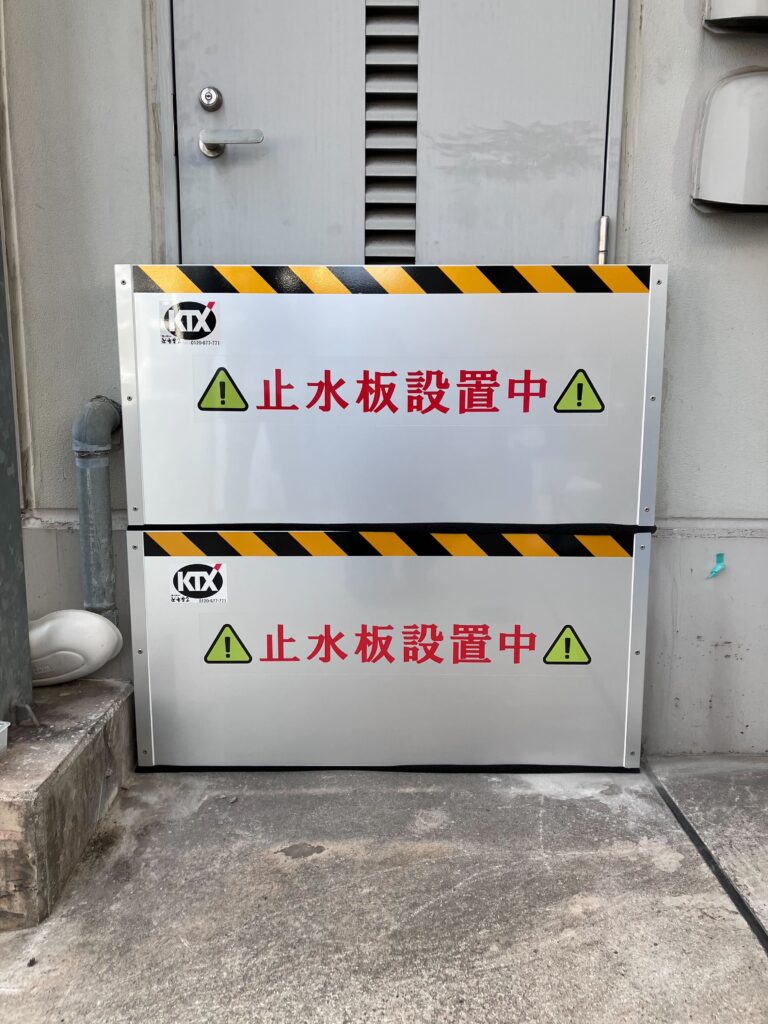 診療所の出入口に収納箱付き防水板マグネットタイプ