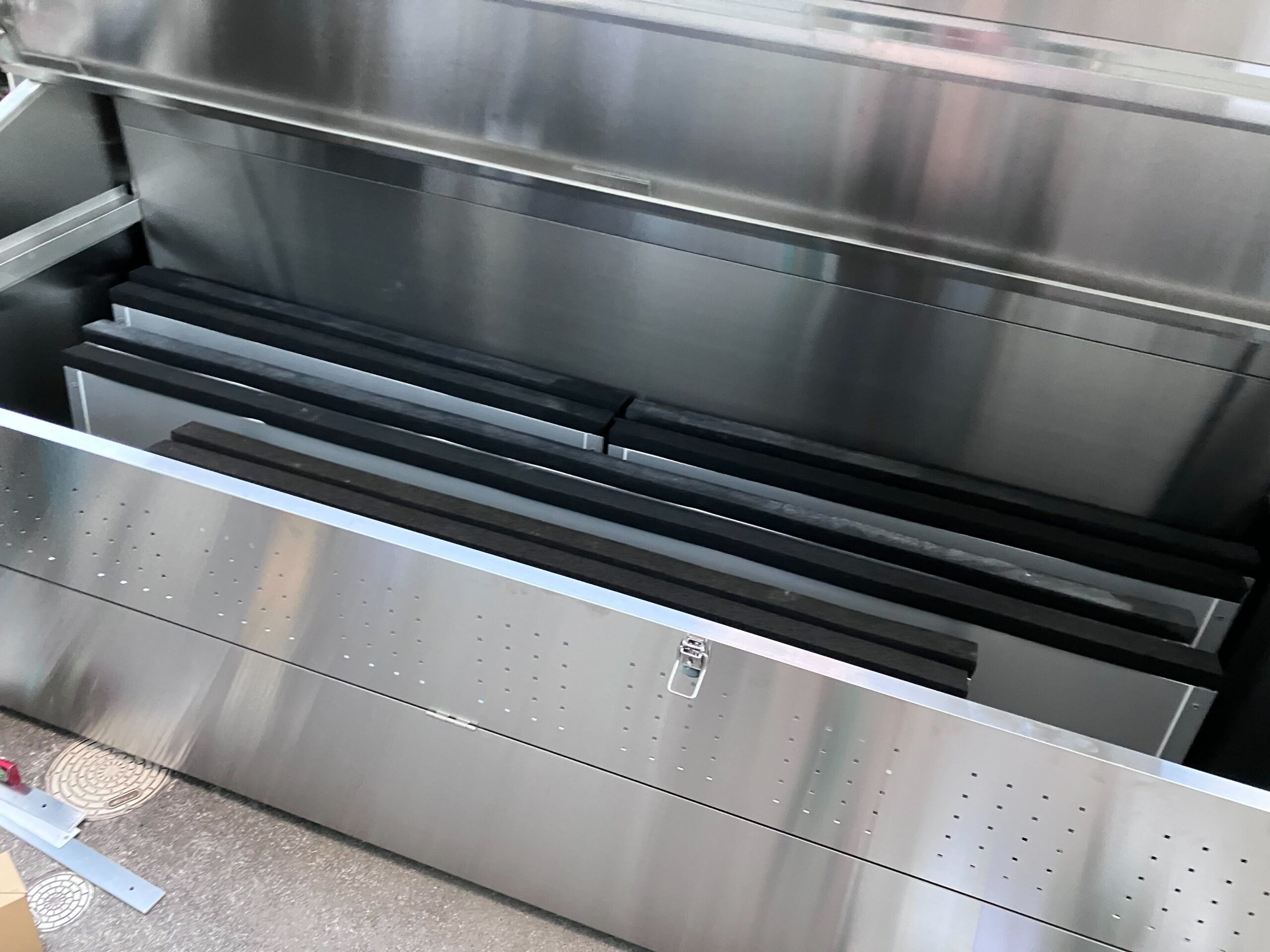 診療所の出入口に収納箱付き防水板マグネットタイプ