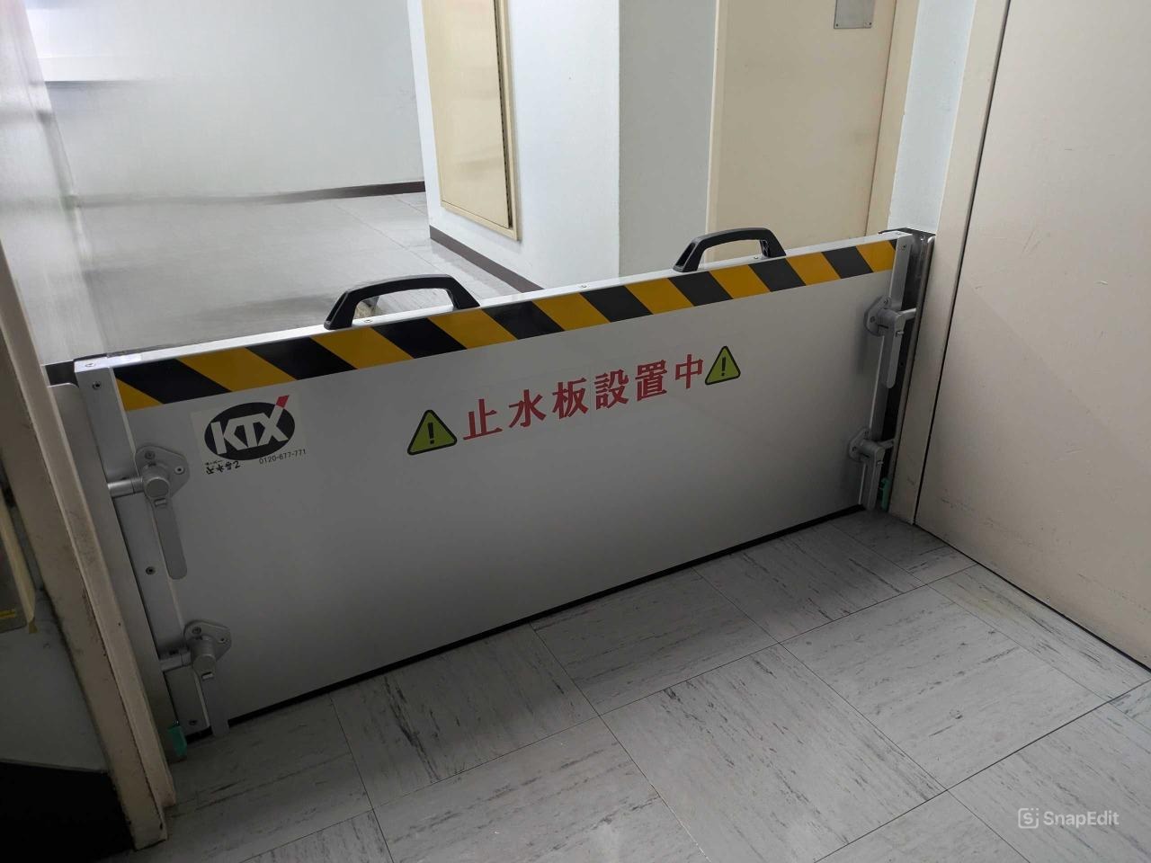 ビル内通路に止水板支柱タイプ