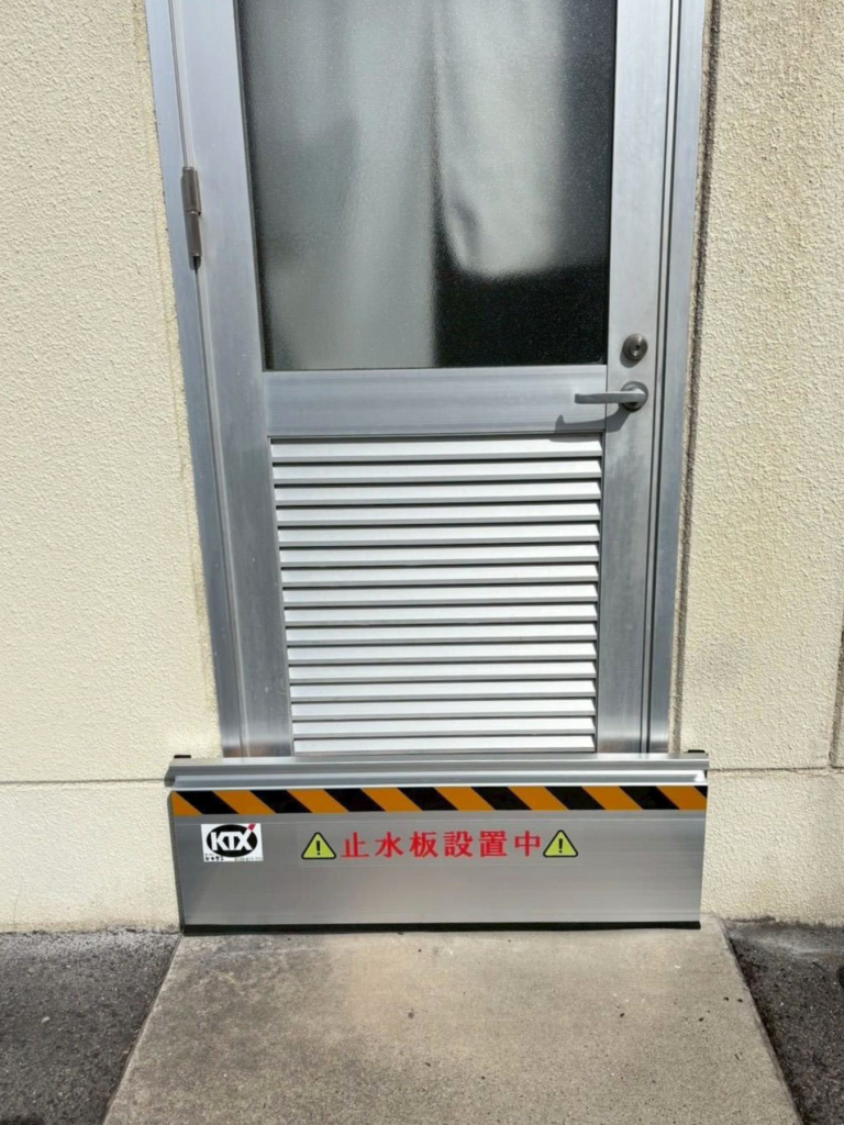 病院の出入口に防水板マグネットタイプ
