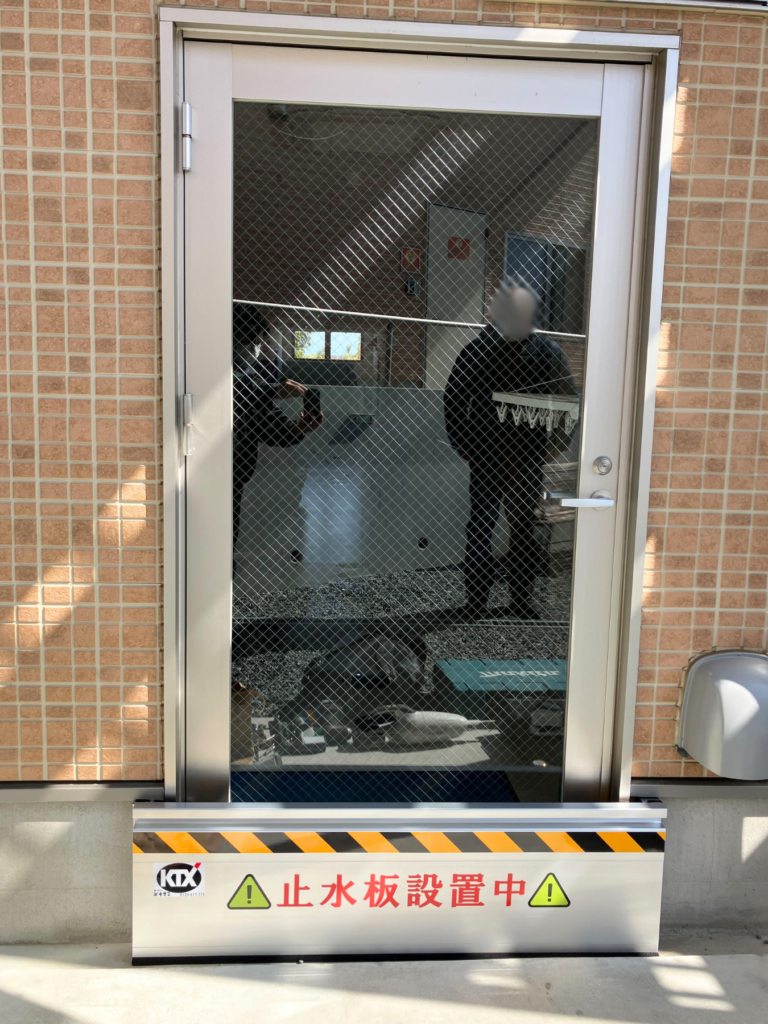 通所介護施設の通用口に止水板マグネットタイプ
