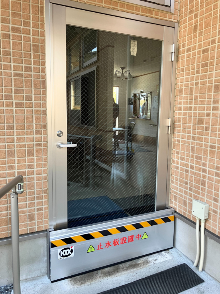 通所介護施設の通用口に止水板マグネットタイプ