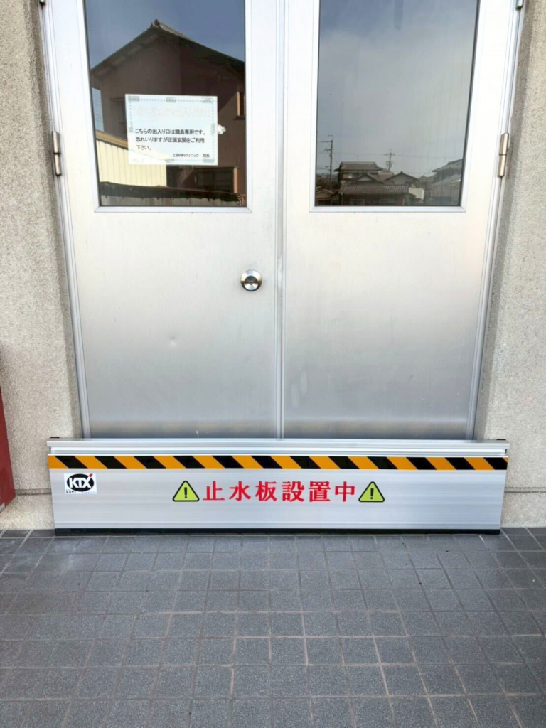 病院の出入口に防水板マグネットタイプ