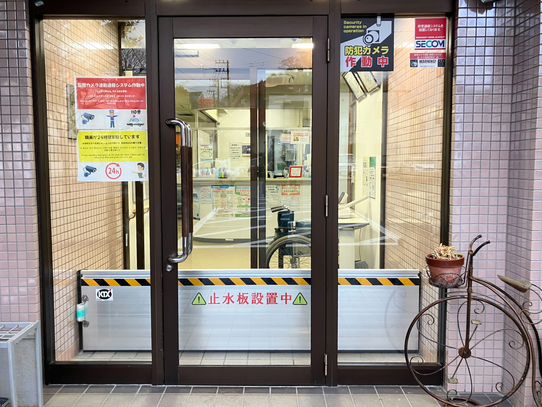 病院の通用口に立て掛け収納付き防水板支柱タイプ