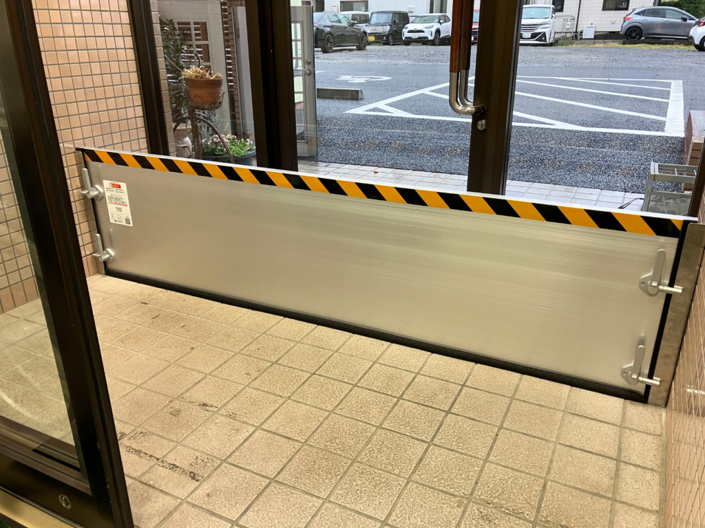 病院の通用口に立て掛け収納付き防水板支柱タイプ