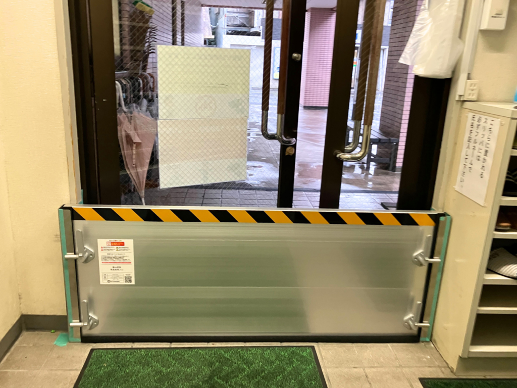 病院の通用口に立て掛け収納付き防水板支柱タイプ