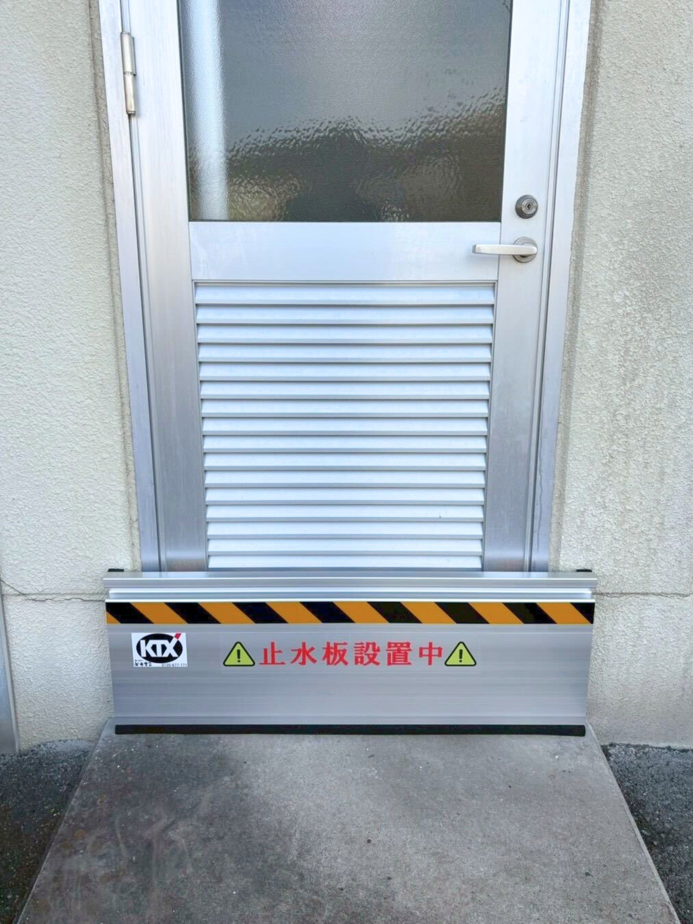 病院の出入口に防水板マグネットタイプ