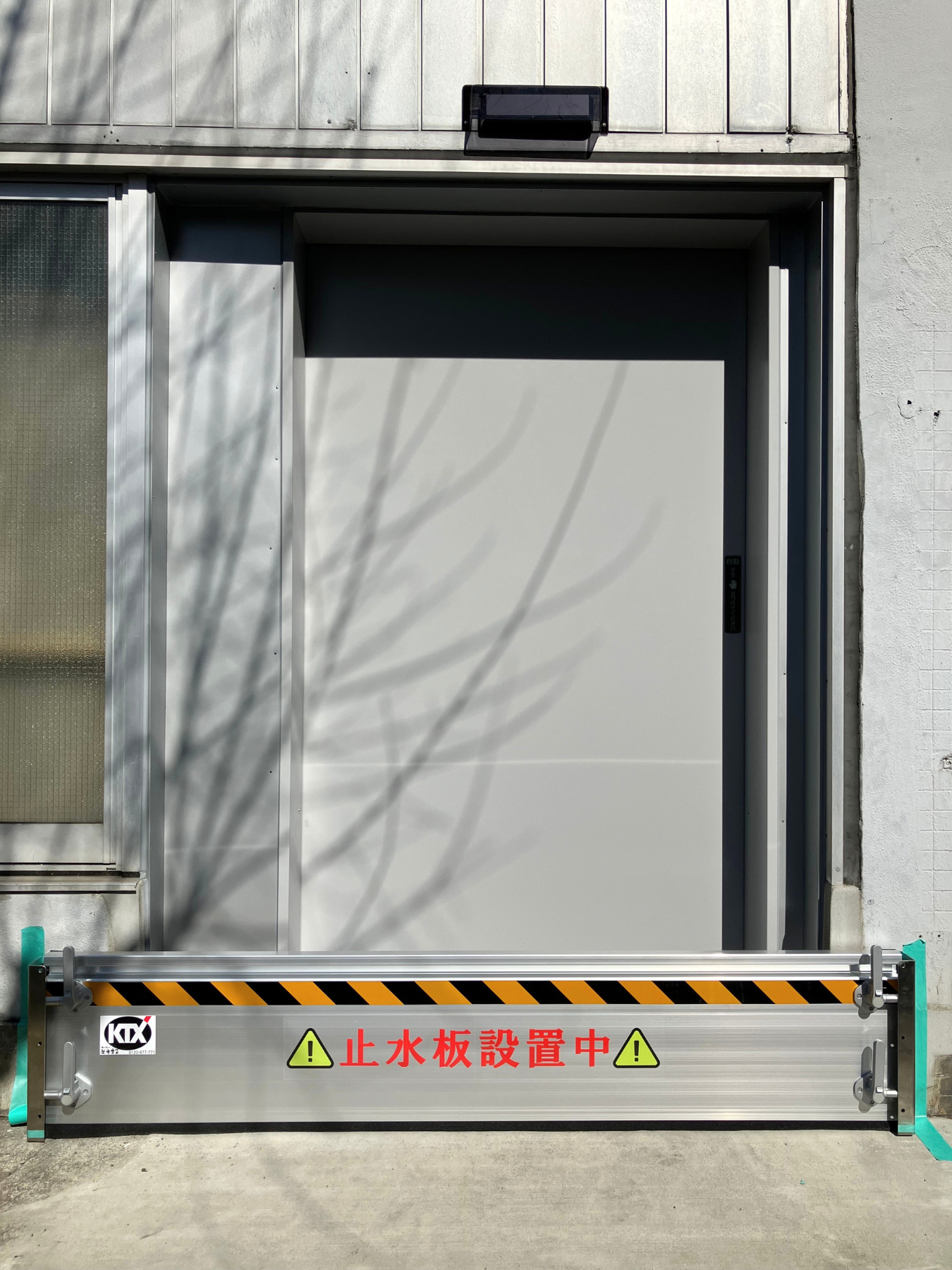 テナントの出入口に防水板支柱タイプ
