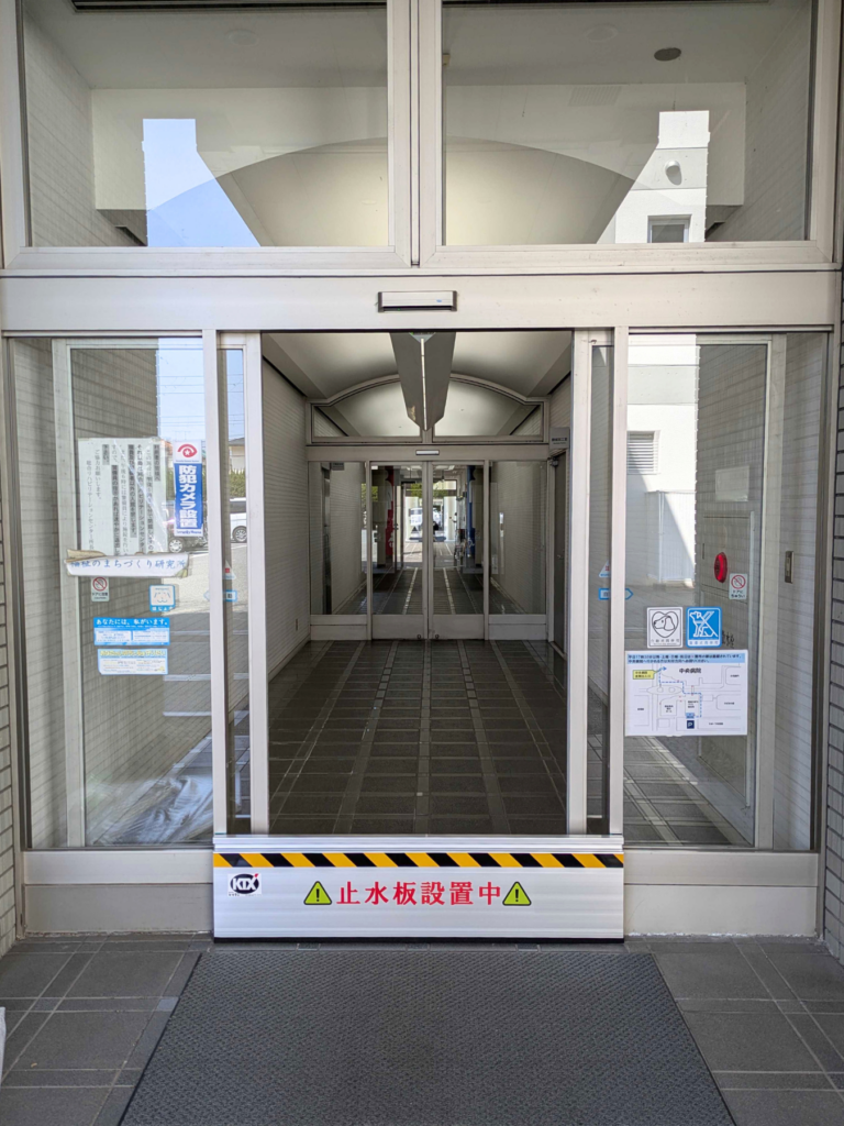 公共施設の自動ドア前に防水板マグネットタイプ