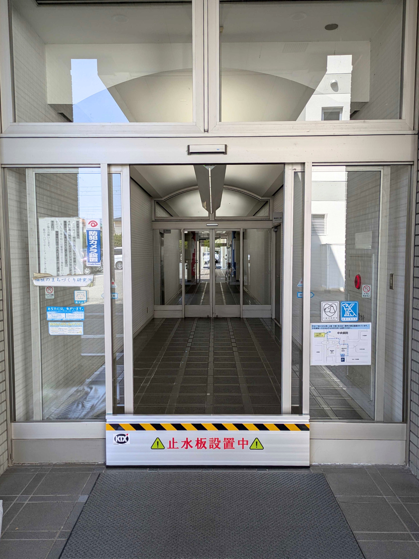 公共施設の自動ドア前に防水板マグネットタイプ