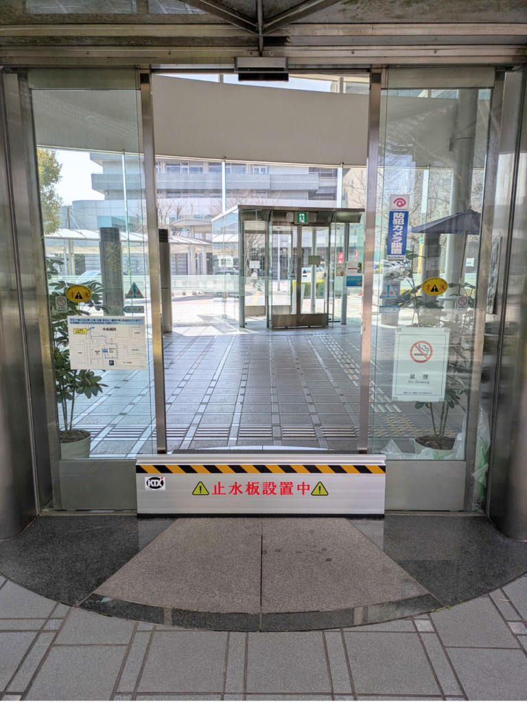 公共施設の自動ドア前に防水板マグネットタイプ
