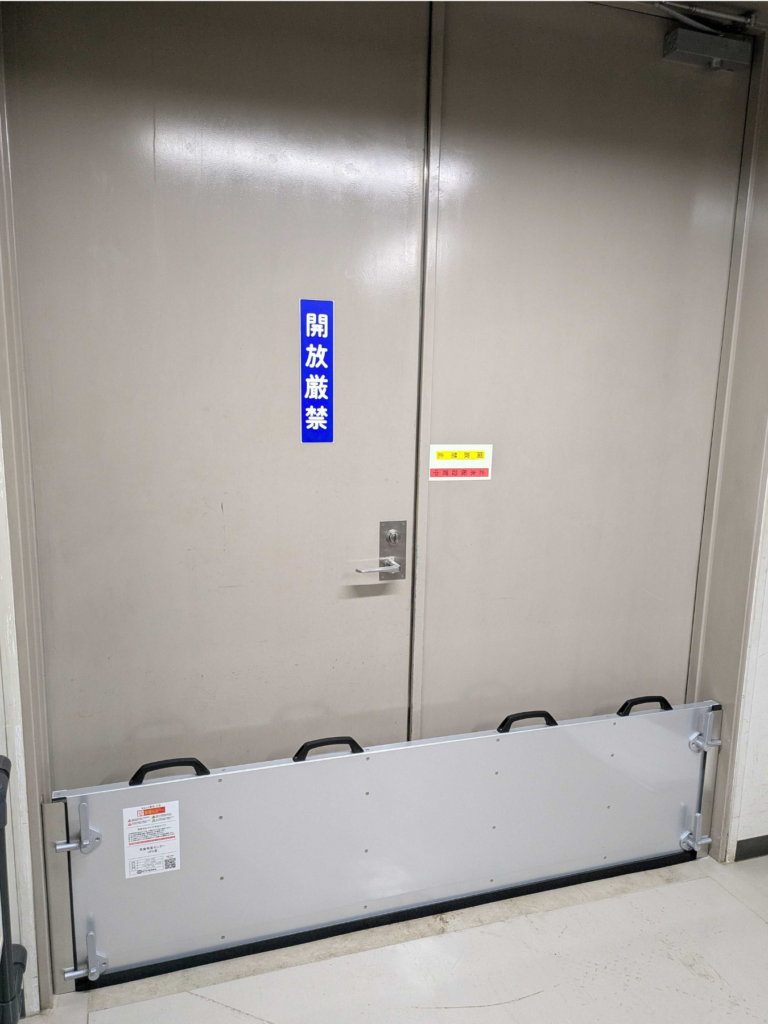 施設通用口にL字型の止水板支柱タイプ