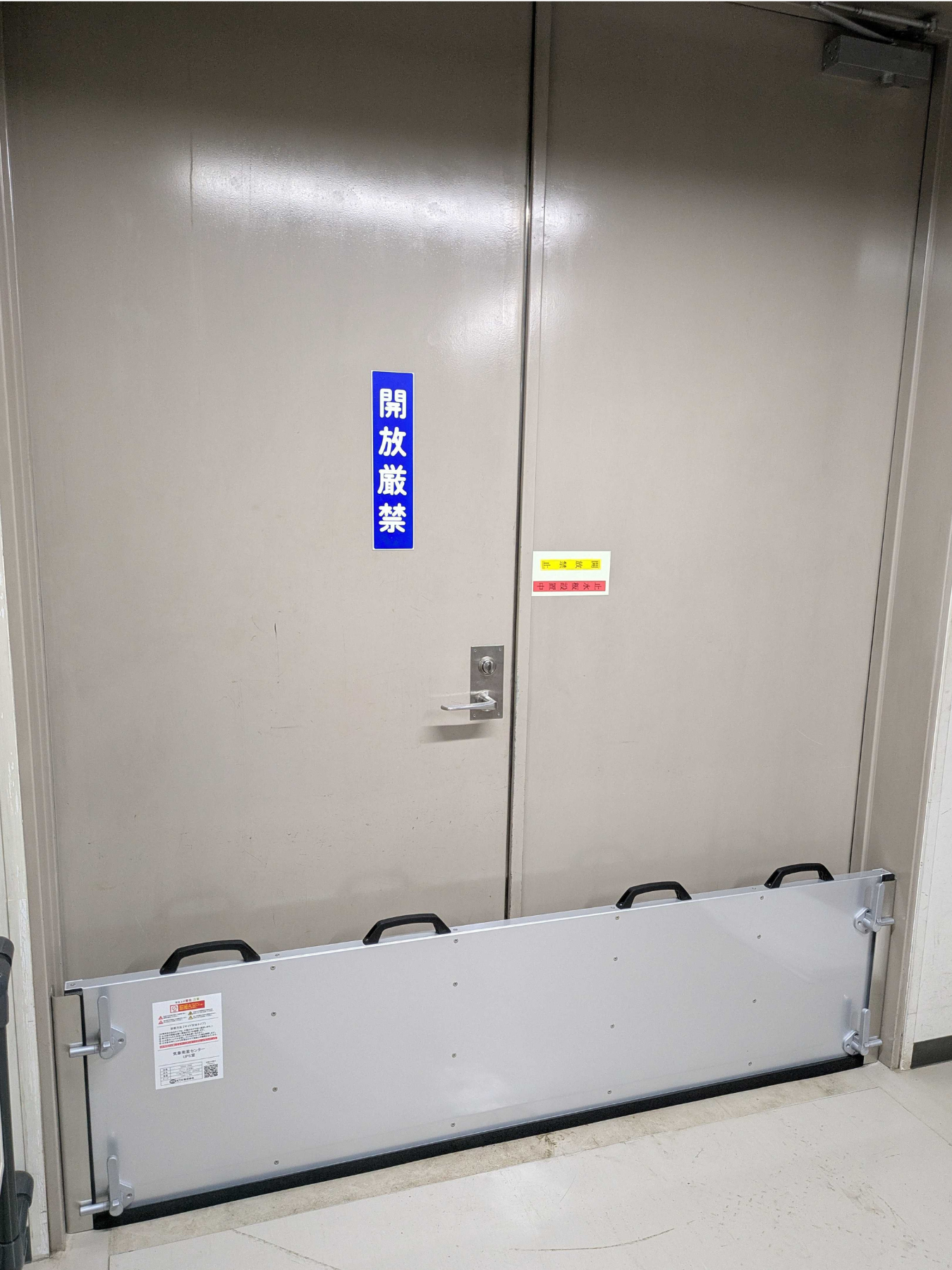 施設通用口にL字型の止水板支柱タイプ