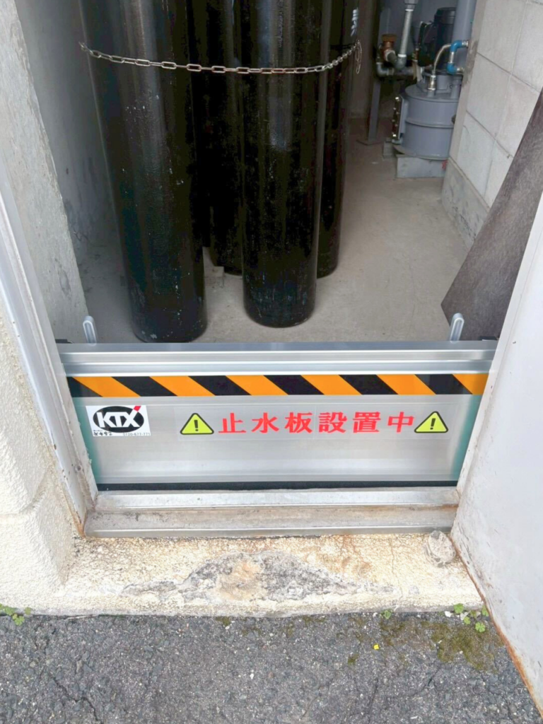 病院の通用口・電気設備出入口に防水板支柱タイプ