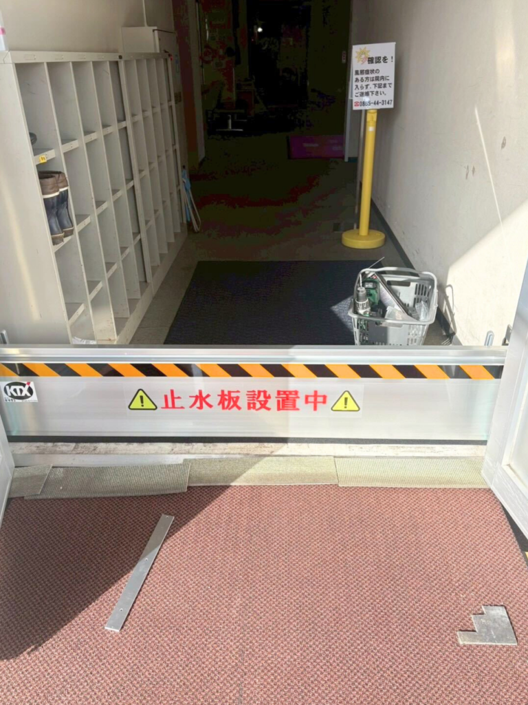 病院の通用口・電気設備出入口に防水板支柱タイプ