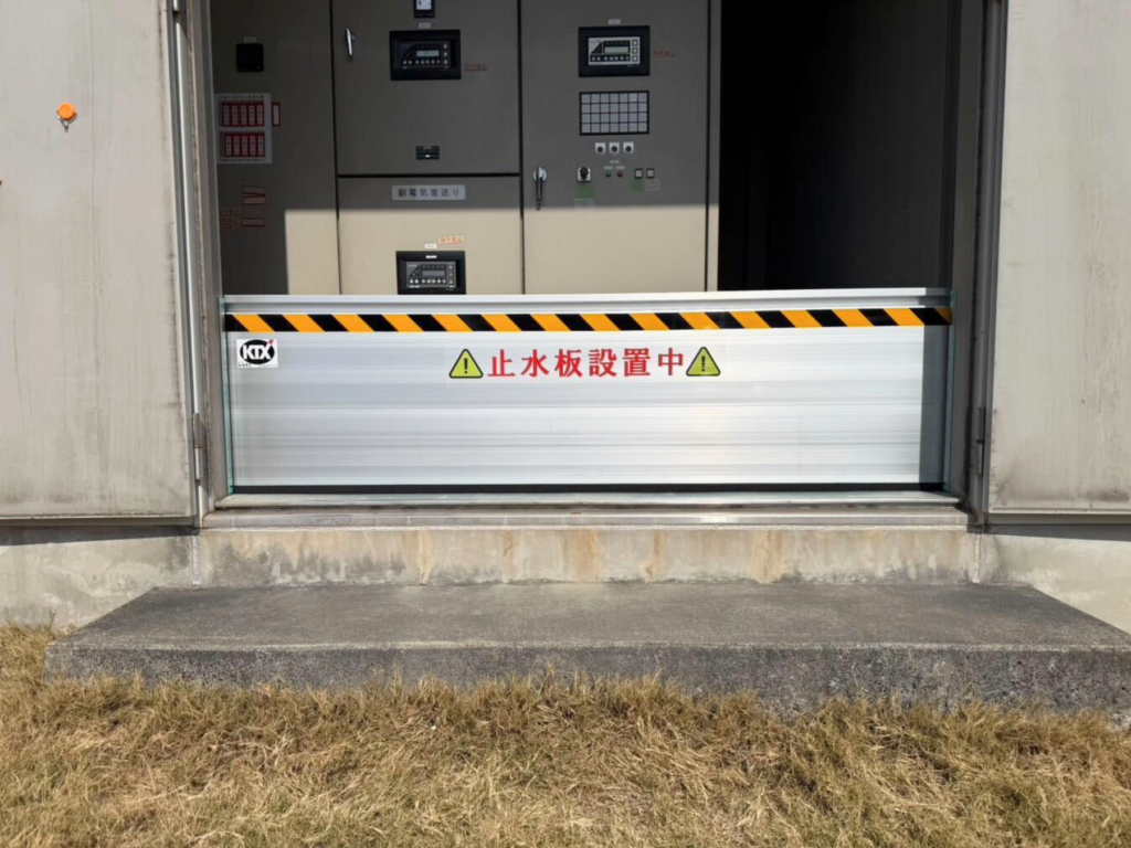 事務所の電気室に防水板支柱タイプ