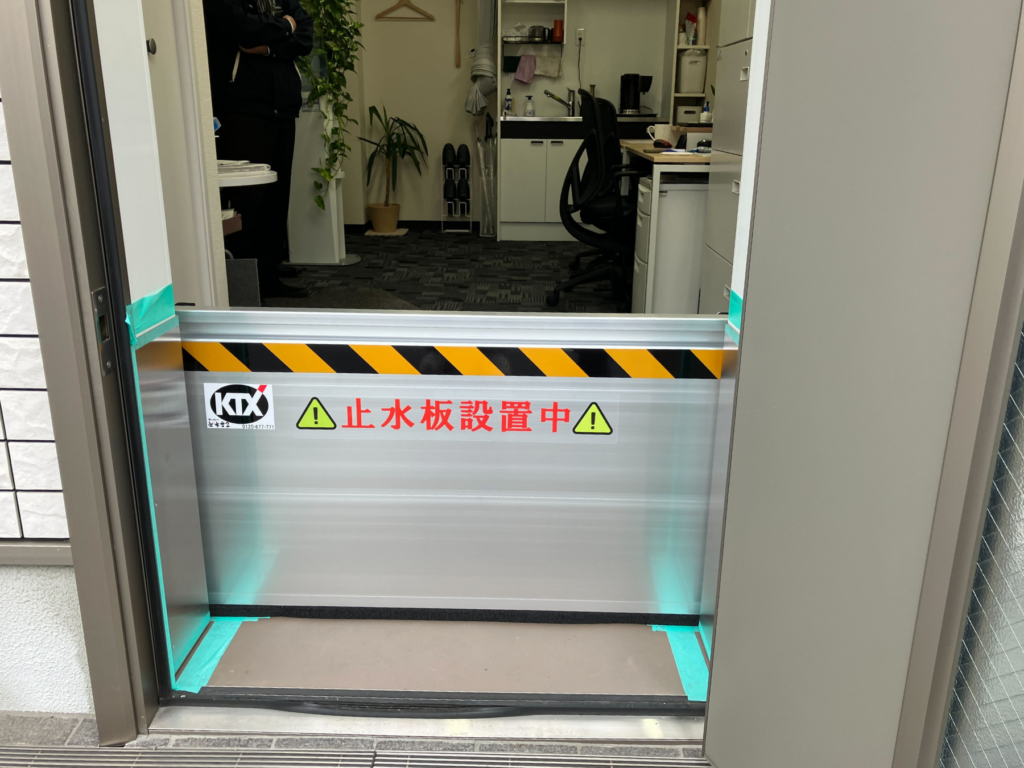 事務所エントランスと通用口に止水板支柱タイプ