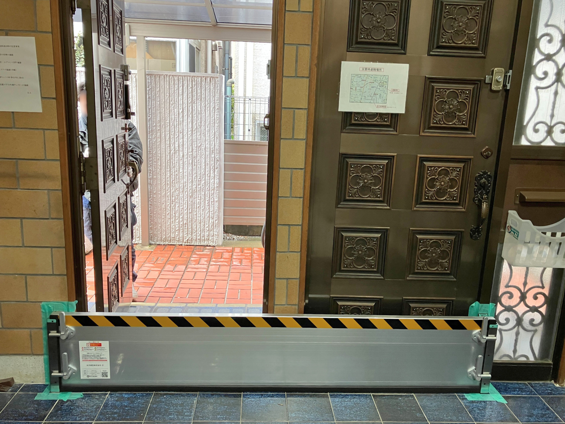 事務所エントランスと通用口に止水板支柱タイプ