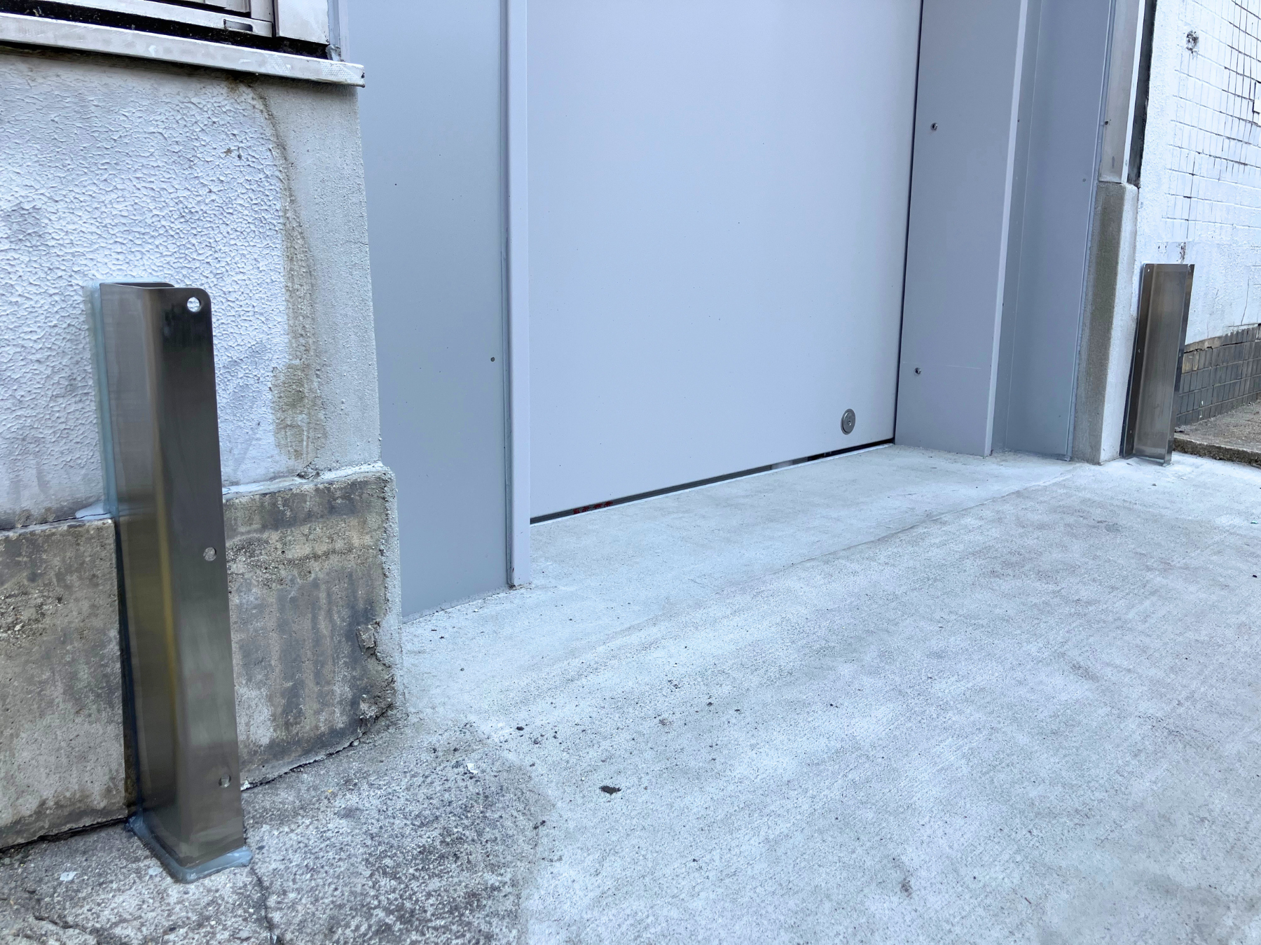テナントの出入口に防水板支柱タイプ