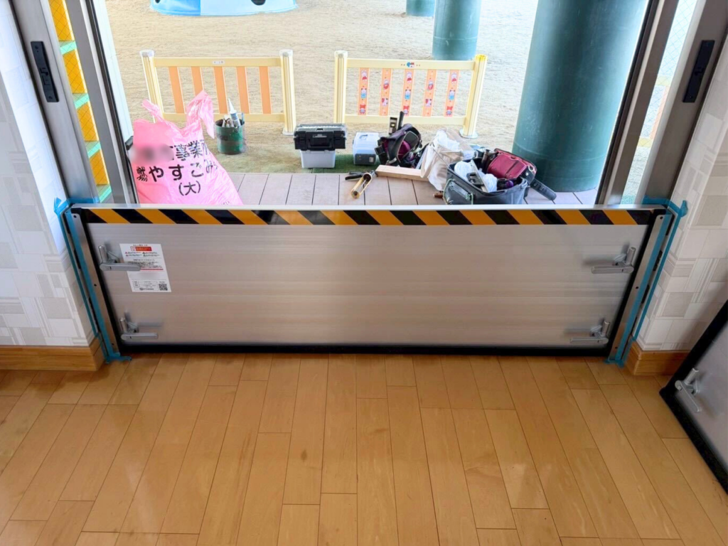 保育園の出入口に止水板支柱タイプ