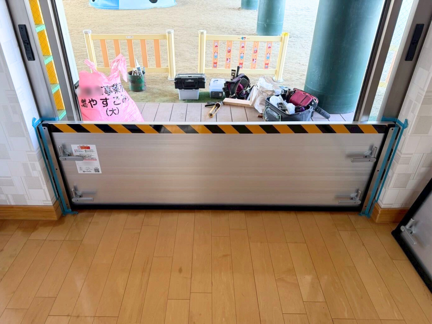 保育園の出入口に止水板支柱タイプ