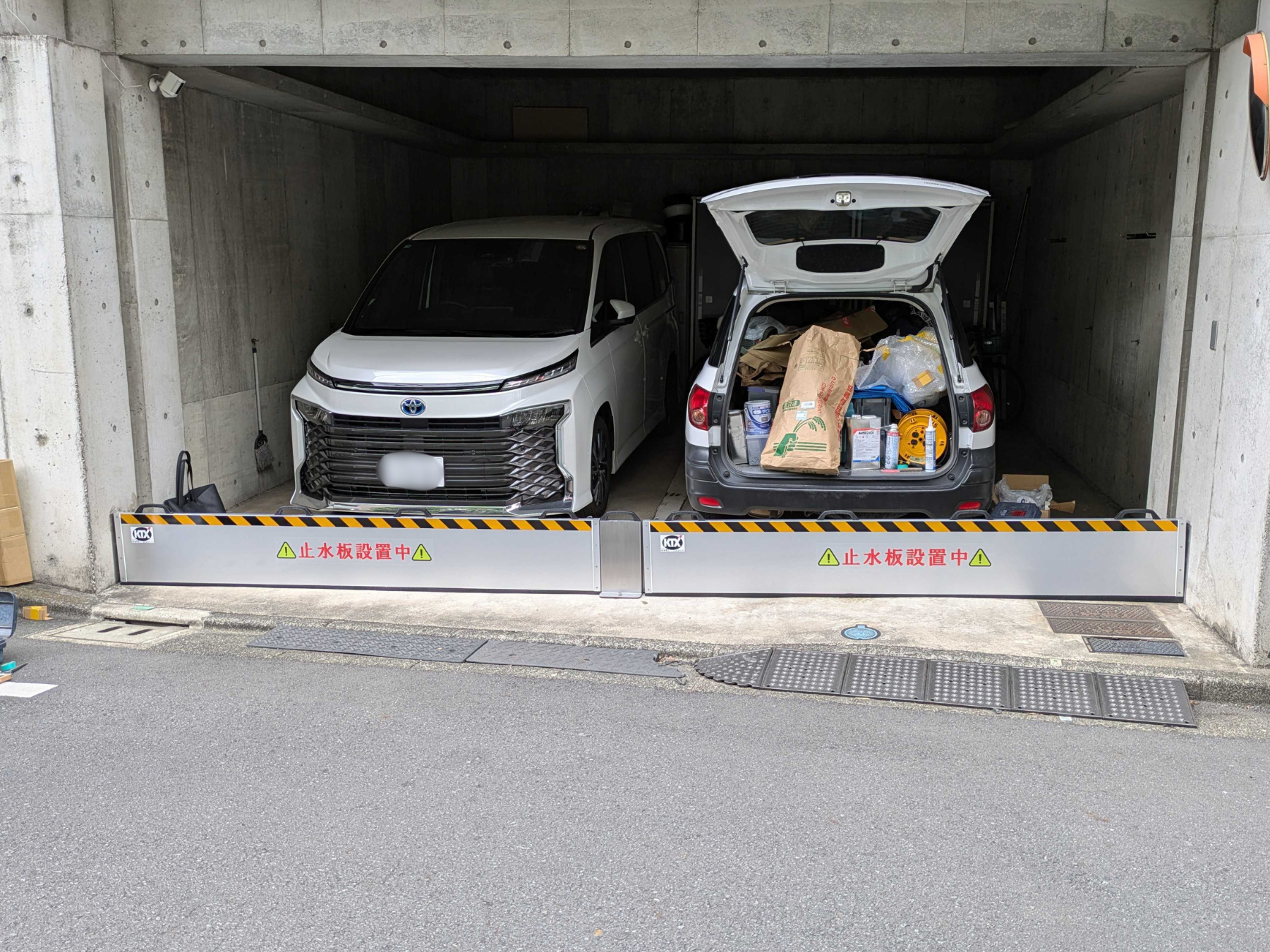 東京都個人宅の車庫に止水板マグネットタイプ