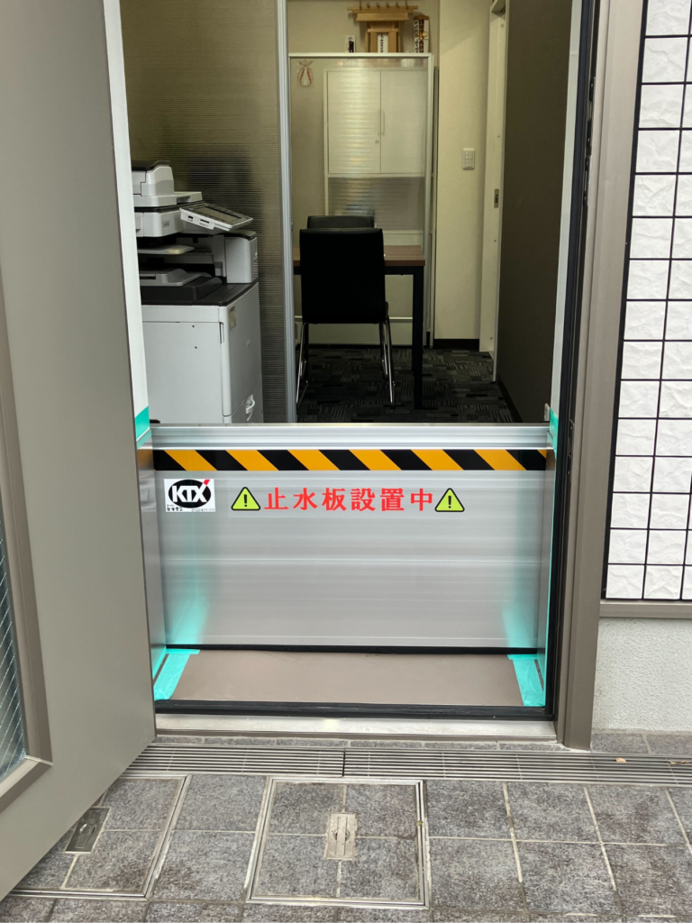 事務所エントランスと通用口に止水板支柱タイプ