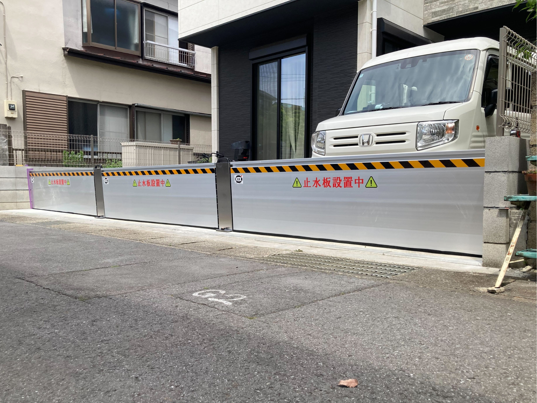 7mの幅広駐車場前に防潮板マグネットタイプ