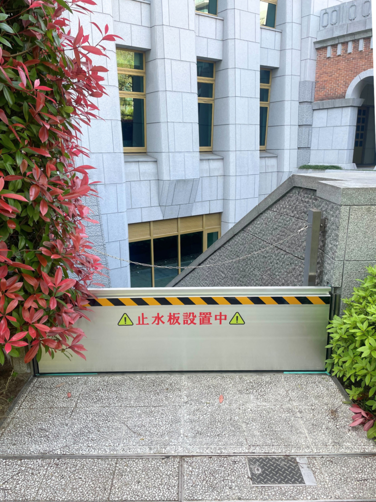 会社の屋外階段前に防水板マグネットタイプ