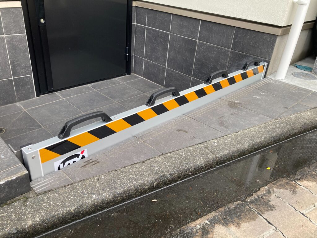道路面より下がっている玄関ポーチに止水板マグネットタイプ